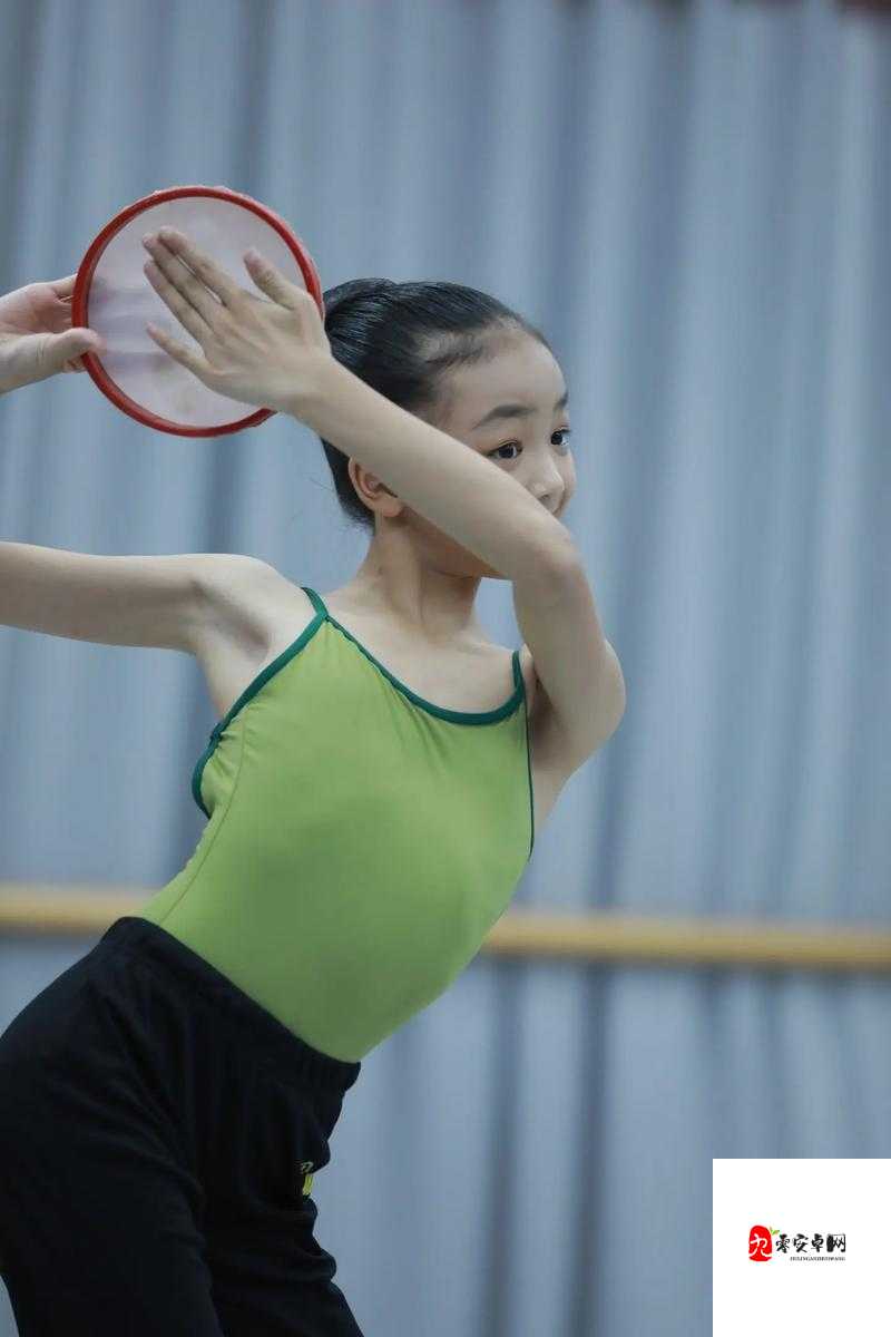 舞蹈课前:女生为何帮男生解决?