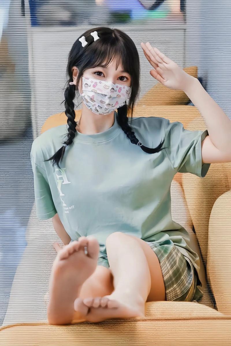 糖心的女主角戴口罩的时尚造型引发热议,如何搭配口罩展现独特魅力?